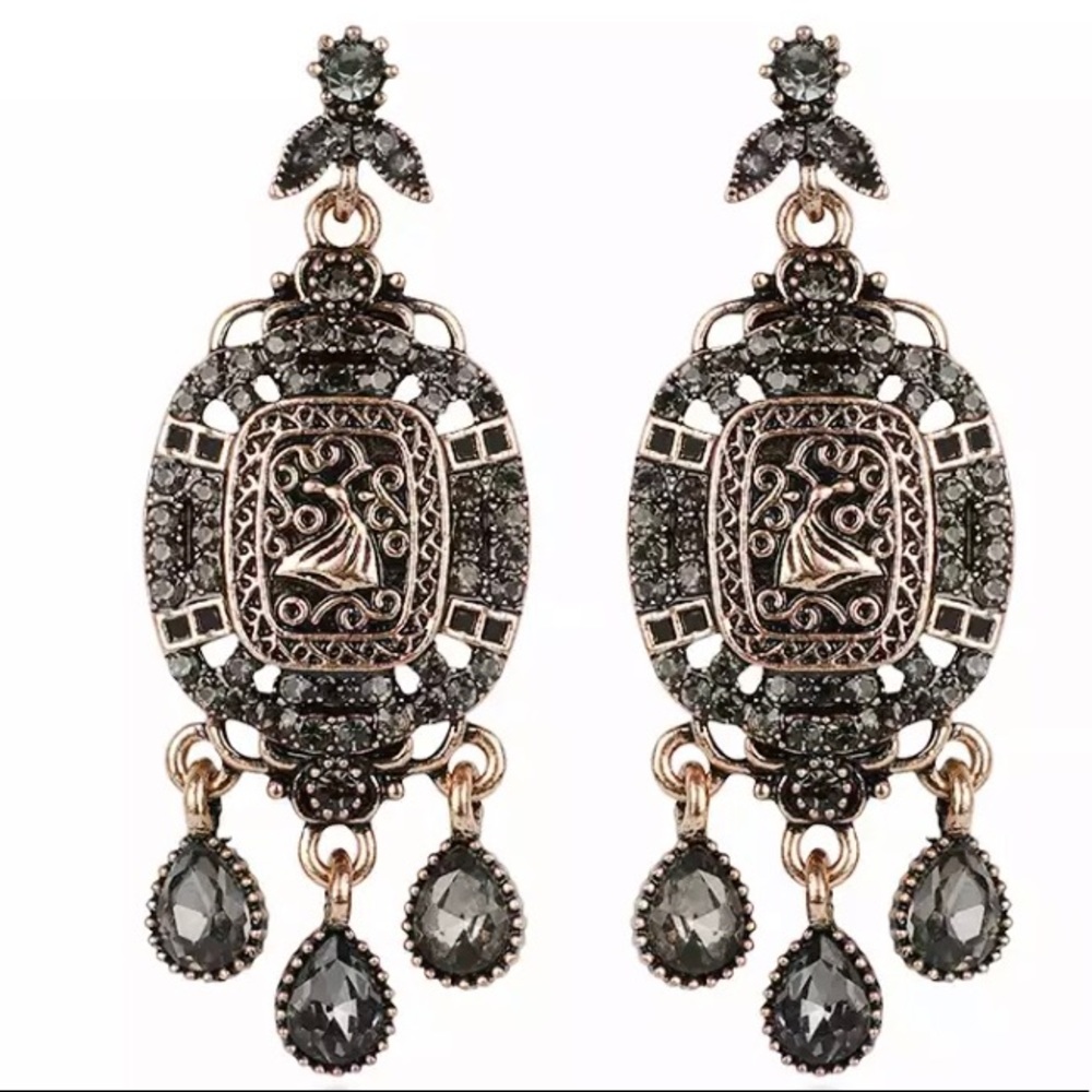 👇🏻$ Markdown to final price. Beautiful Vintage Boho earrings w/gray gemstones